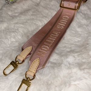 ❌❌SOLD❌❌Multi pochette pink shoulder strap